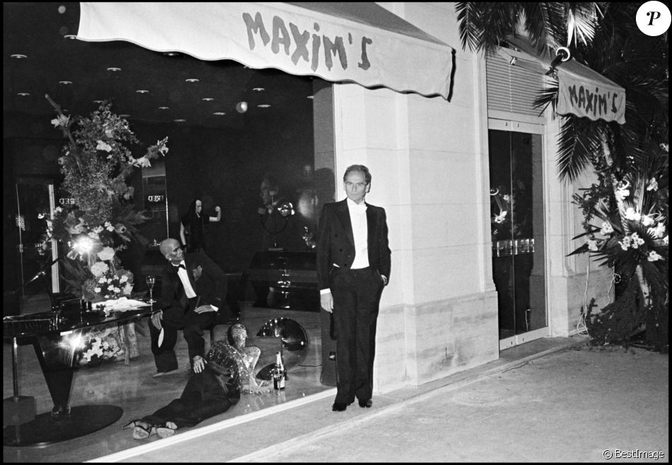 Pierre Cardin devant son restaurant Maxim's à Paris en 1978.