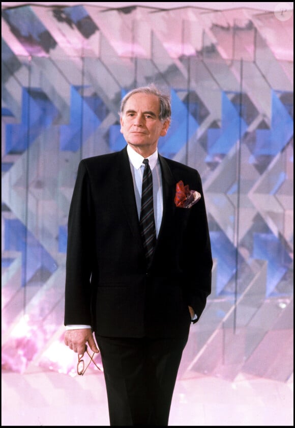 Pierre Cardin sur le plateau de l'émission "Champs Elysées", en 1987.