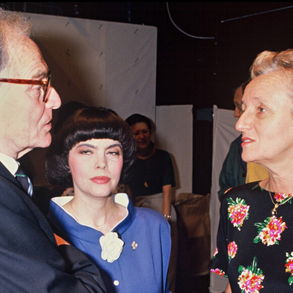 Pierre Cardin, Mireille Mathieu et Bernadette Chiract lors du défilé Pierre Cardin à Paris en 1988.