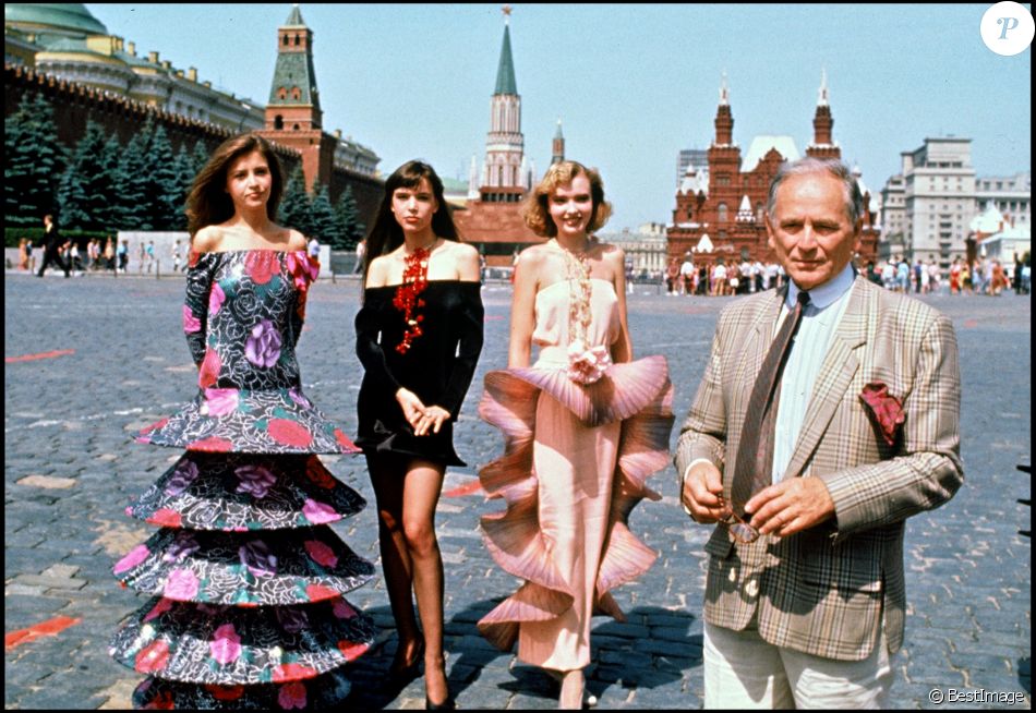 Pierre Cardin et ses mannequins à Moscou en 1989.
