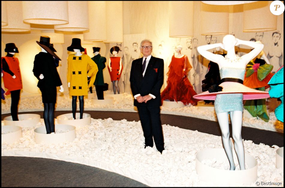 Pierre Cardin fête les 50 ans de la maison Cardin en 1997.