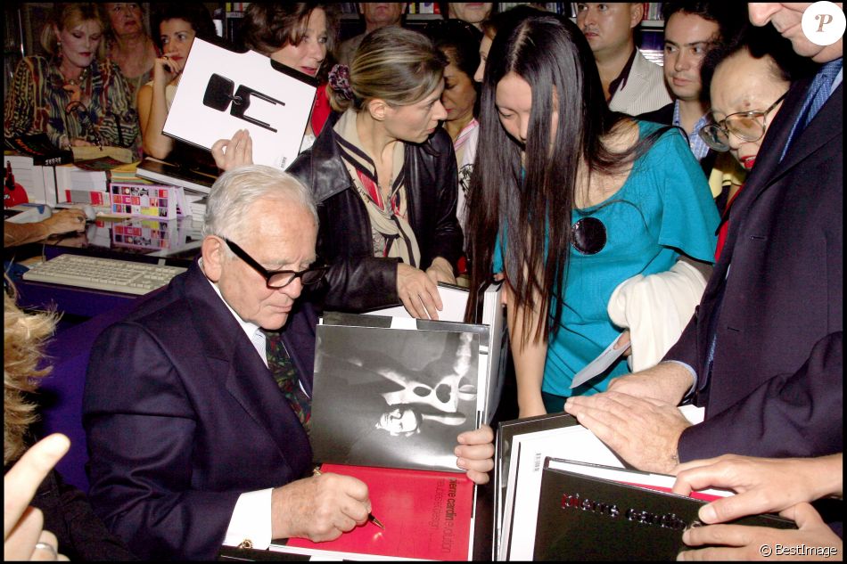 Pierre Cardin - Réception à l'hôtel Dassault pour la parution de l'ouvrage "Pierre Cardin, Evolution" en 2006 à Paris.