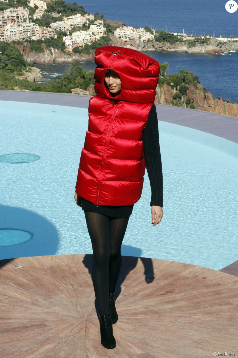 Pierre Cardin Fait son défilé 2009 sur la terrasse de sa propriété le "Palais Bulles" à Theoule sur Mer.
