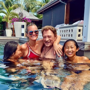 Laeticia et Johnny Hallyday avec leurs filles Jade et Joy lors de vacances sur l'île de Saint-Barthélemy en août 2017.