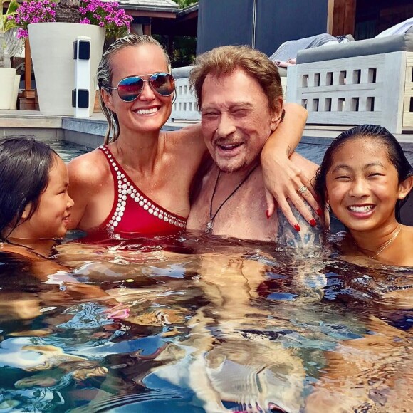 Laeticia et Johnny Hallyday avec leurs filles Jade et Joy lors de vacances sur l'île de Saint-Barthélemy en août 2017.