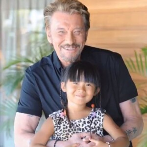 Jade Hallyday a publié une photo d'elle enfant avec son papa, Johnny Hallyday, à l'occasion de la fête de Pères le 21 juin 2020.