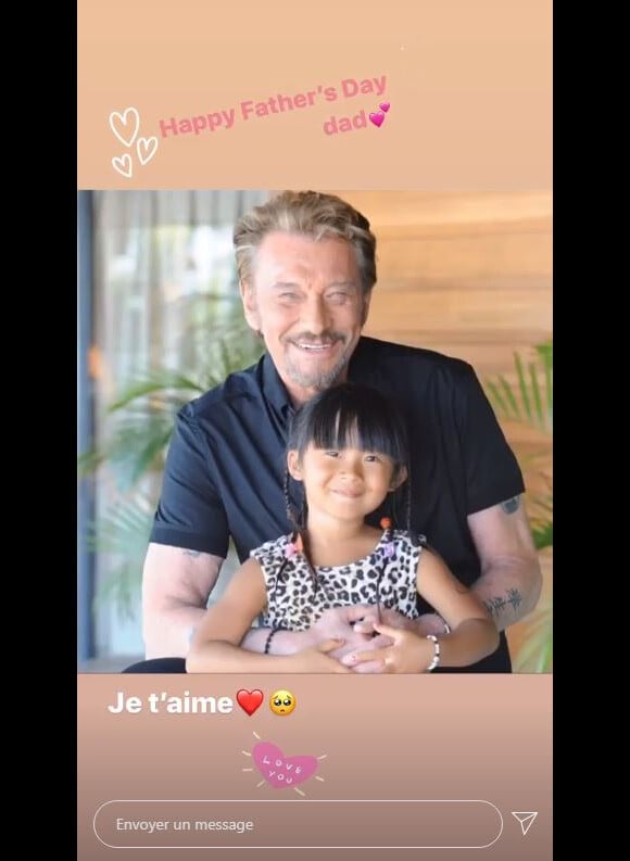 Jade Hallyday a publié une photo d'elle enfant avec son papa, Johnny Hallyday, à l'occasion de la fête de Pères le 21 juin 2020.