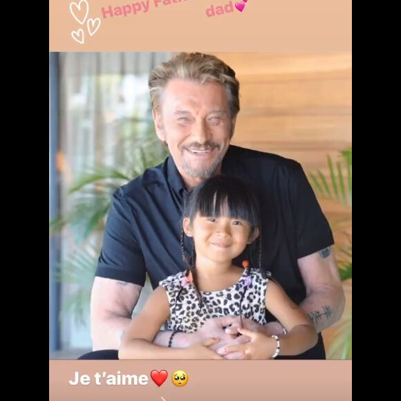 Jade Hallyday a publié une photo d'elle enfant avec son papa, Johnny Hallyday, à l'occasion de la fête de Pères le 21 juin 2020.