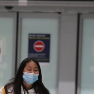 Laeticia Hallyday et ses filles Jade et Joy arrivent, avec des masques de protection contre l'épidémie de coronavirus (Covid-19), à l'aéroport de Paris-Charles-de-Gaulle à Roissy-en-France, France, le 18 juin 2020.