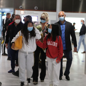 Laeticia Hallyday et ses filles Jade et Joy arrivent, avec des masques de protection contre l'épidémie de coronavirus (Covid-19), à l'aéroport de Paris-Charles-de-Gaulle à Roissy-en-France, France, le 18 juin 2020.
