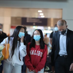 Laeticia Hallyday et ses filles Jade et Joy arrivent, avec des masques de protection contre l'épidémie de coronavirus (Covid-19), à l'aéroport de Paris-Charles-de-Gaulle à Roissy-en-France, France, le 18 juin 2020.