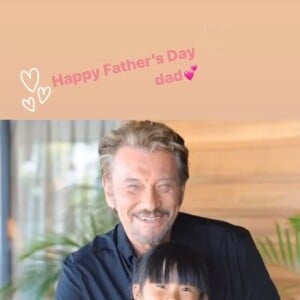 Jade Hallyday a publié une photo d'elle enfant avec son papa, Johnny Hallyday, à l'occasion de la fête de Pères le 21 juin 2020.