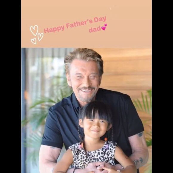 Jade Hallyday a publié une photo d'elle enfant avec son papa, Johnny Hallyday, à l'occasion de la fête de Pères le 21 juin 2020.