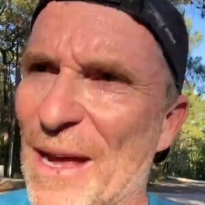 Denis Brogniart rassure ses fans qui pensent qu'il quitte la présentation de "Koh-Lanta", dans une vidéo publiée sur Instagram le 20 juin 2020.