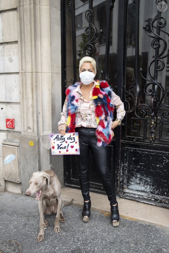 Exclusif - Hermine de Clermont-Tonnerre sort sa chienne "Madame" pendant le confinement lors de l'épidémie de coronavirus (COVID-19) à Paris le 29 avril 2020. © Jack Tribeca / Bestimage No web en Suisse / Belgique