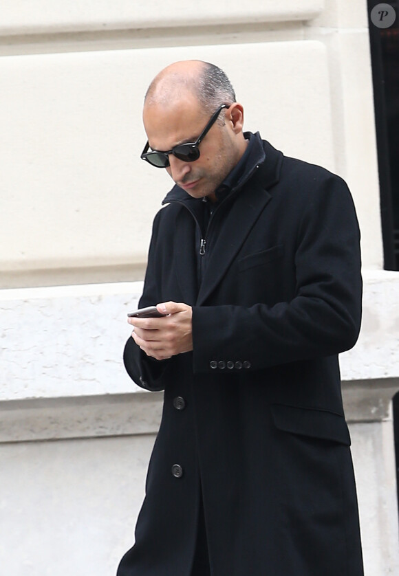 Exclusif - Thomas Fabius, au téléphone, se promène dans les rues de Paris. Le 24 octobre 2014.