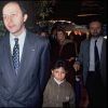 Archives - Laurent Fabius et ses fils à la générale de la pièce de théâtre "Cyrano de Bergerac". Paris. Le 28 mars 1990.