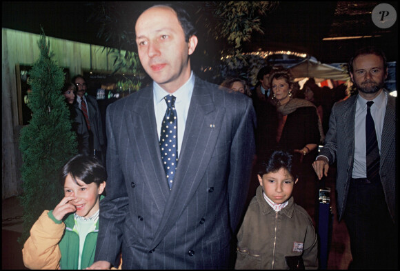 Archives - Laurent Fabius et ses fils à la générale de la pièce de théâtre "Cyrano de Bergerac". Paris. Le 28 mars 1990.