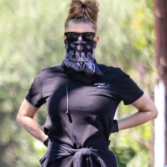 Exclusif - Fergie, équipée de gants et d'un bandana en guise de masque, fait son jogging pendant l'épidémie de coronavirus (Covid-19) à Santa Monica, le 3 mai 2020.