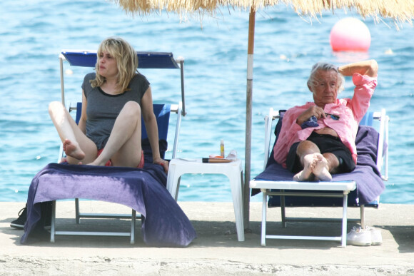 Emmanuelle Seigner et Joel Schumacher se detendent sur la plage lors du 11eme Festival du film "Ischia Global Film Music Fest" a Ischia en Italie le 15 juillet 2013.