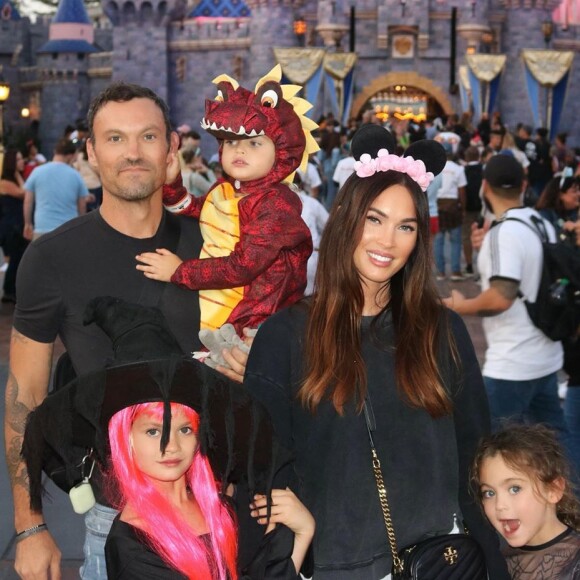 Megan Fox, Brian Austin Green et leurs trois enfants fêtent Halloween à Disneyland, le 13 octobre 2019.