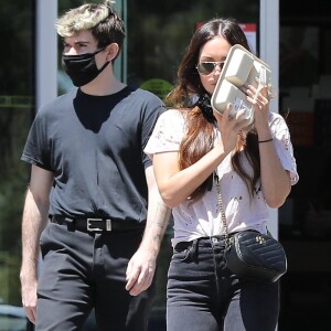 Megan Fox, sans son alliance et sans masque de protection, va acheter son déjeuner à emporter chez "Erewhon" à Calabasas, le 14 mai 2020.