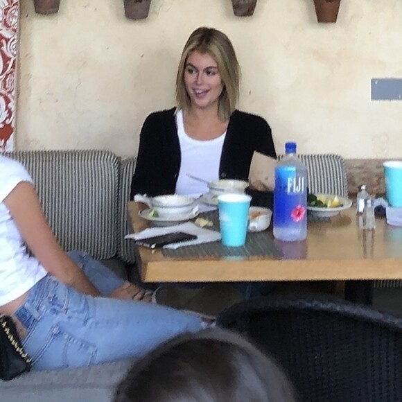 Exclusif - Kaia Gerber, avec une teinture blonde et un plâtre à l'avant-bras droit, arrive au restaurant Cafe Habana pour déjeuner avec une amie à Malibu, le 22 juin 2020.