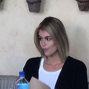 Exclusif - Kaia Gerber, avec une teinture blonde et un plâtre à l'avant-bras droit, arrive au restaurant Cafe Habana pour déjeuner avec une amie à Malibu, le 22 juin 2020.