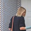 Exclusif - Kaia Gerber, avec une teinture blonde et un plâtre à l'avant-bras droit, arrive au restaurant Cafe Habana pour déjeuner avec une amie à Malibu, le 22 juin 2020.