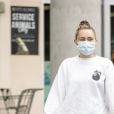 Exclusif - Miley Cyrus et son compagnon Cody Simpson, équipés de masques et de gants, font des provisions au supermarché "Erewhon" de Calabasas pendant le confinement, dû au coronavirus (Covid-19), le 8 avril 2020.