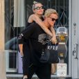 Exclusif - Cody Simpson porte sa compagne Miley Cyrus à la sortie d 'un déjeuner au restaurant indien Electric Karma dans le quartier de West Hollywood à Los Angeles, le 2 mars 2020.