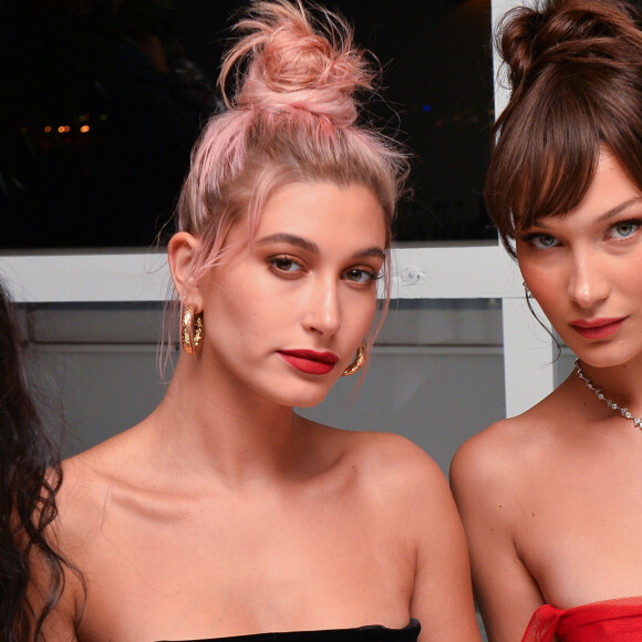 Hailey Baldwin, Bella Hadid (porte une robe en tulle rouge Dior) lors du dîner "Dior - Madame Figaro Unifrance" à l'hôtel JW Marriott lors du 71ème Festival International du Film de Cannes le 12 mai 2018.