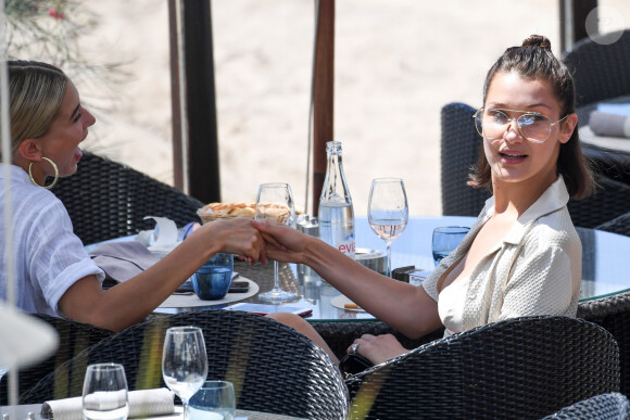 Bella Hadid et Hailey Baldwin sont allées déjeuner à Cannes lors du 70ème Festival International du Film, le 17 mai 2017