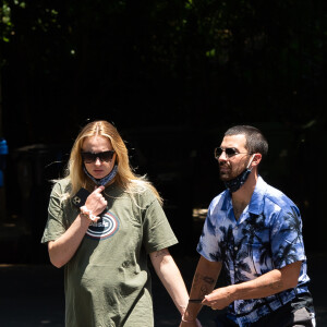 Exclusif - Sophie Turner, enceinte, et son mari Joe Jonas se baladent à Los Angeles. Le 24 juin 2020.
