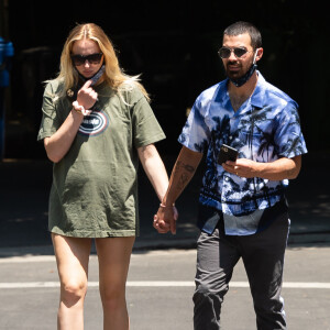 Exclusif - Sophie Turner, enceinte, et son mari Joe Jonas se baladent à Los Angeles. Le 24 juin 2020.