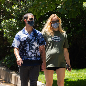 Exclusif - Sophie Turner, enceinte, et son mari Joe Jonas se baladent à Los Angeles. Le 24 juin 2020.