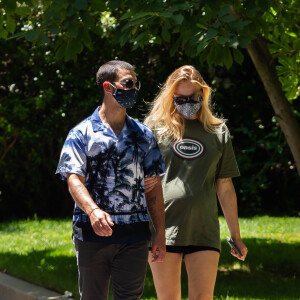 Exclusif - Sophie Turner, enceinte, et son mari Joe Jonas se baladent à Los Angeles. Le 24 juin 2020.