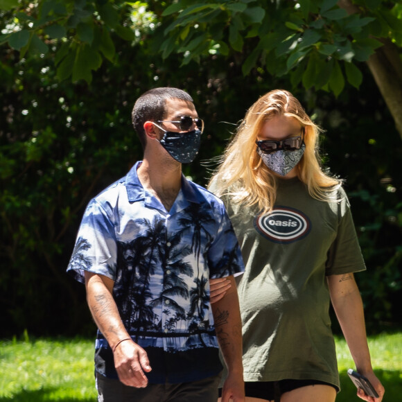 Exclusif - Sophie Turner, enceinte, et son mari Joe Jonas se baladent à Los Angeles. Le 24 juin 2020.