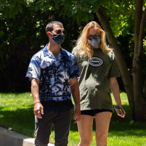 Exclusif - Sophie Turner, enceinte, et son mari Joe Jonas se baladent à Los Angeles. Le 24 juin 2020.