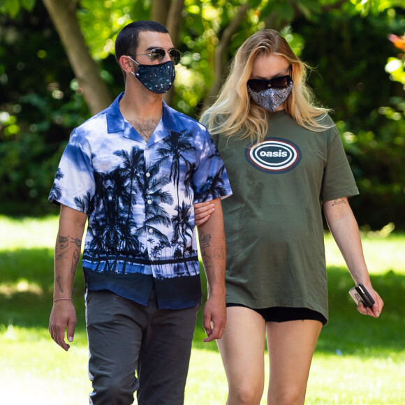 Exclusif - Sophie Turner, enceinte, et son mari Joe Jonas se baladent à Los Angeles. Le 24 juin 2020.