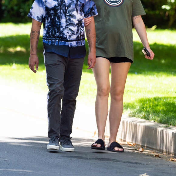 Exclusif - Sophie Turner, enceinte, et son mari Joe Jonas se baladent à Los Angeles. Le 24 juin 2020.