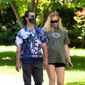 Exclusif - Sophie Turner, enceinte, et son mari Joe Jonas se baladent à Los Angeles. Le 24 juin 2020.