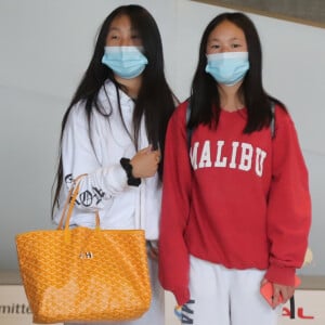 Laeticia Hallyday et ses filles Jade et Joy arrivent, avec des masques de protection contre l'épidémie de coronavirus (Covid-19), à l'aéroport de Paris-Charles-de-Gaulle à Roissy-en-France, France, le 18 juin 2020.