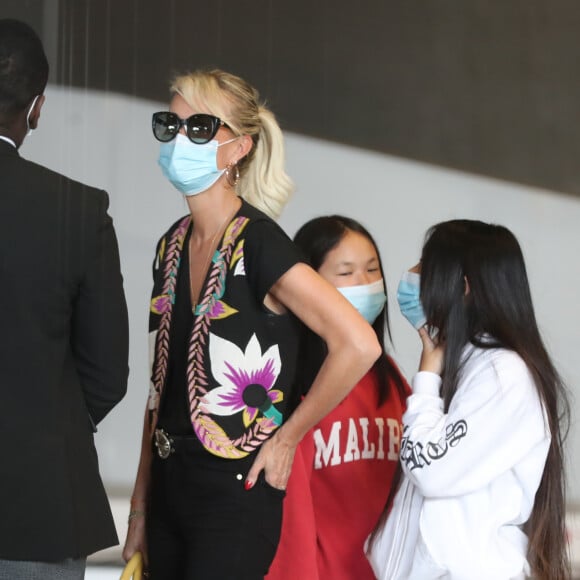 Laeticia Hallyday et ses filles Jade et Joy arrivent, avec des masques de protection contre l'épidémie de coronavirus (Covid-19), à l'aéroport de Paris-Charles-de-Gaulle à Roissy-en-France, France, le 18 juin 2020.