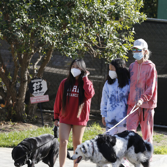 Christina arrive en fin d'après-midi chez Laeticia avec son chien Bono et des masques de protection à la main. Laeticia Hallyday, ses filles Jade et Joy, Christina, avec des masques, et leurs chiens Santos, Cheyenne et Bono se promènent dans le quartier de Pacific Palisades, à Los Angeles, Californie, Etats-Unis, le 3 avril 2020, pendant la période de confinement.