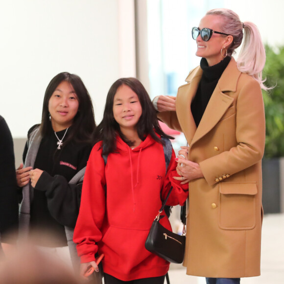 Exclusif - Laeticia Hallyday, ses filles Jade et Joy - Départ de Paris pour Laeticia Hallyday et ses filles pour rentrer à Los Angeles. Laeticia Hallyday et ses filles Jade et Joy sortent de chez P. Balland et se rendent à l'aéroport pour prendre un vol à destination de Los Angeles, le samedi 11 janvier 2020.