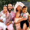 Chrissy Teigen, John Legend et leurs deux enfants, Luna et Miles. Juin 2020.