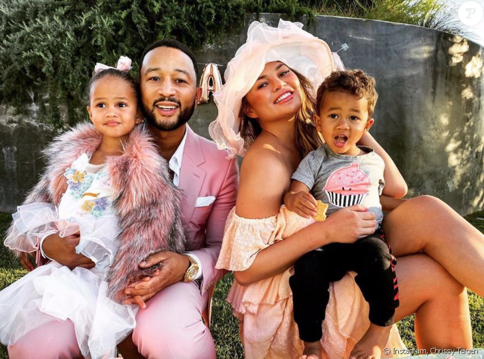 Chrissy Teigen, John Legend et leurs deux enfants, Luna et Miles. Juin