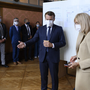 Le Président de la République Emmanuel Macron et sa femme la Première Dame Brigitte Macron sont allés voter à la Mairie du Touquet-Paris-Plage lors du second tour des élections municipales, le 28 juin 2020. © Eliot Blondet/Pool/Bestimage