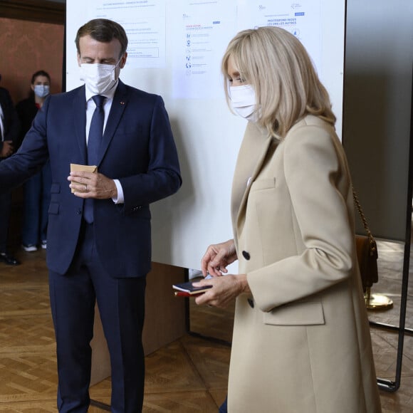 Le Président de la République Emmanuel Macron et sa femme la Première Dame Brigitte Macron sont allés voter à la Mairie du Touquet-Paris-Plage lors du second tour des élections municipales, le 28 juin 2020. © Eliot Blondet/Pool/Bestimage